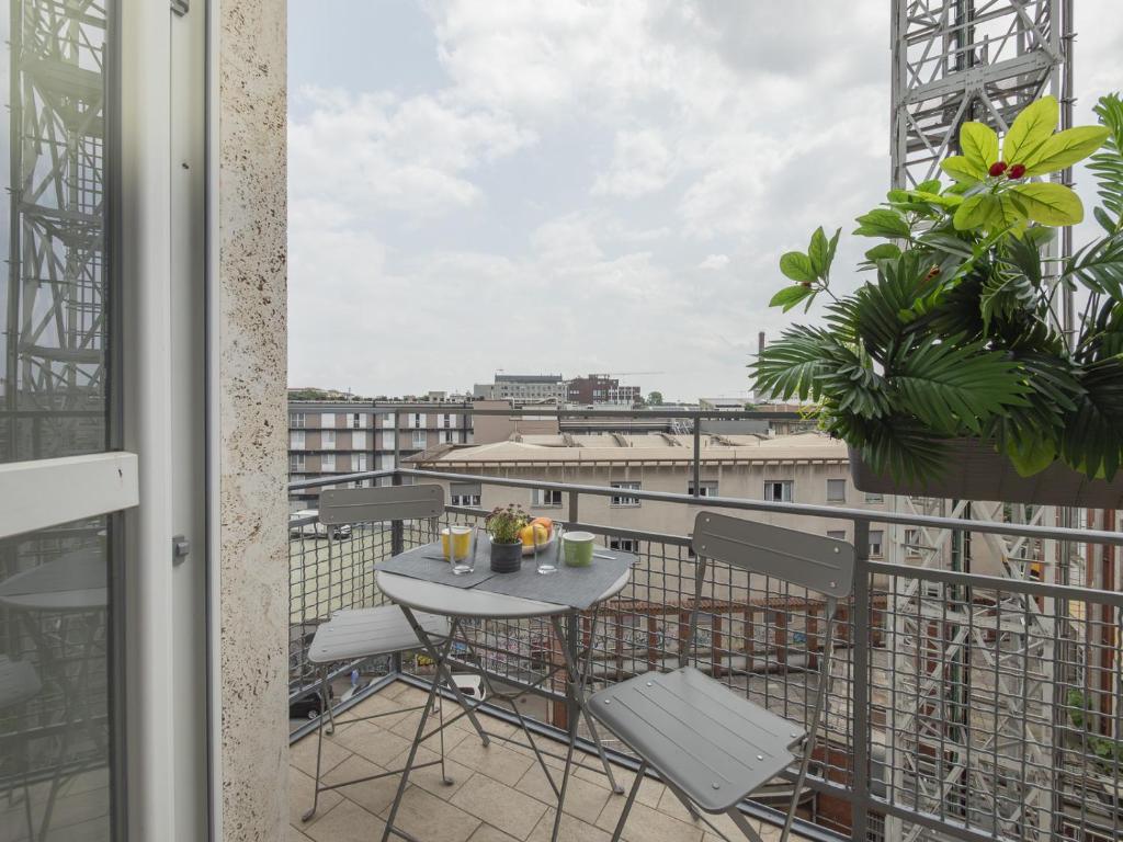 un balcone con tavolo e sedie e vista di Città Studi design apartments by Rentopolis a Milano