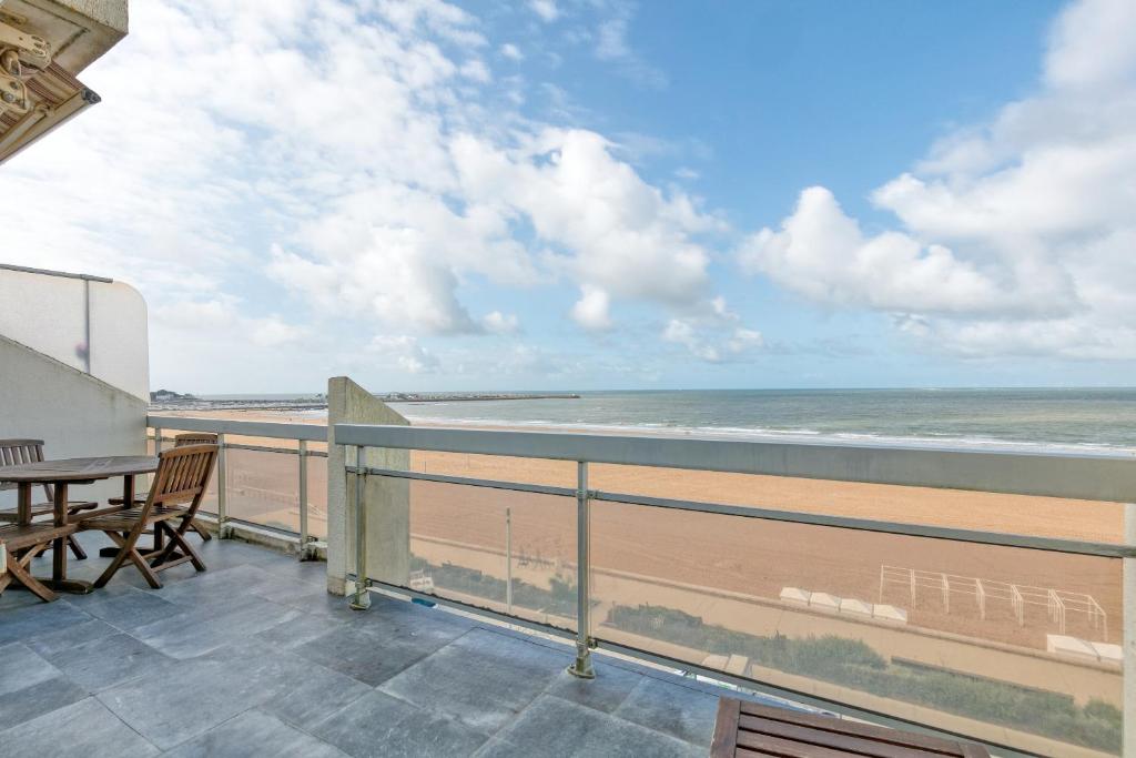 d'un balcon avec une table et une vue sur la plage. dans l'établissement Spacieux T2 bis face à l'Océan, à Pornichet