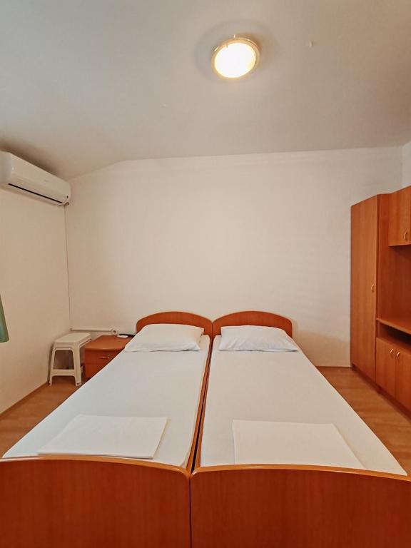 Postel nebo postele na pokoji v ubytování Apartments Mediterano