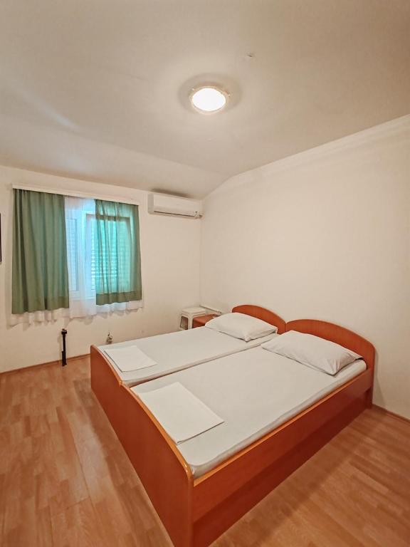 Postel nebo postele na pokoji v ubytování Apartments Mediterano