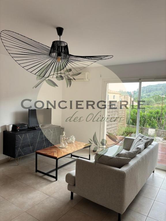 - un salon avec un canapé et un lustre dans l'établissement Maison avec terrasse, à Cuers