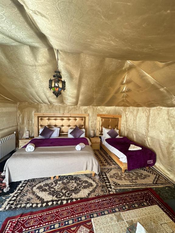 1 dormitorio con 2 camas en una tienda de campaña en Your berber camp, en Merzouga