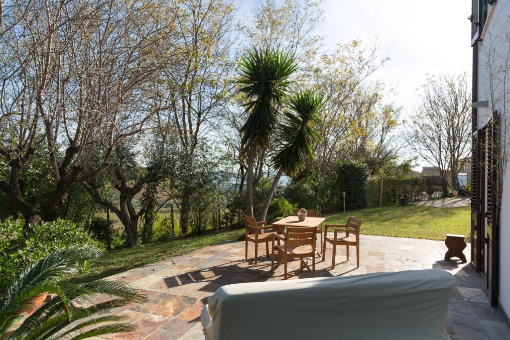 A garden outside Guest House Le Acacie