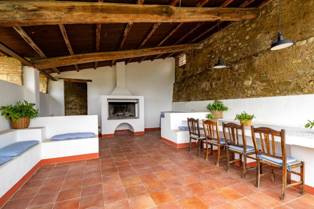 - un salon avec une cheminée et des chaises dans l'établissement In The Heart Of Chianti, Pool, Wifi, View - Lilliano, à Castellina in Chianti