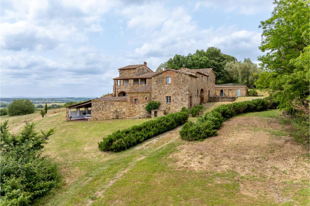 une ancienne maison en pierre sur une colline herbeuse dans l'établissement In The Heart Of Chianti, Pool, Wifi, View - Lilliano, à Castellina in Chianti 59 autres photos