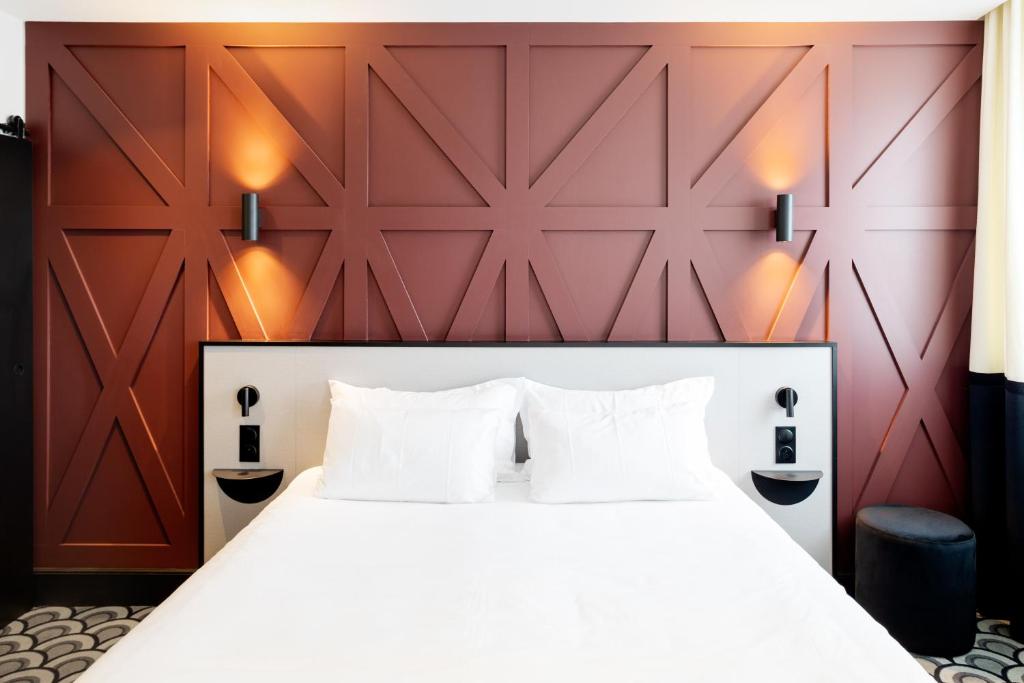 Una cama o camas en una habitación de Logis Hotel Darcy Dijon Centre