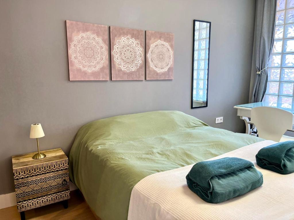 Un pat sau paturi într-o cameră la Encantador apartamento boutique a 5 min del metro