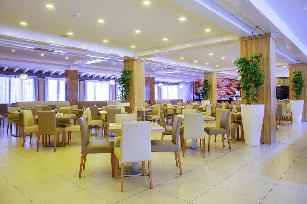 Reštaurácia alebo iné gastronomické zariadenie v ubytovaní BQ Can Picafort Hotel