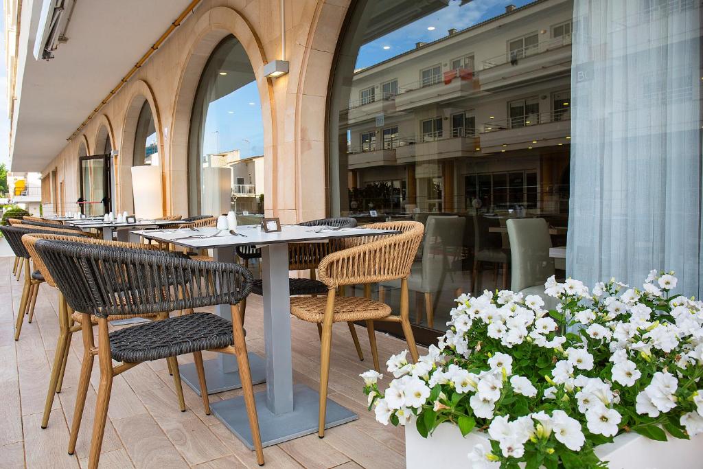 Reštaurácia alebo iné gastronomické zariadenie v ubytovaní BQ Can Picafort Hotel