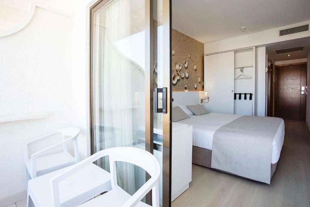 Posteľ alebo postele v izbe v ubytovaní BQ Can Picafort Hotel