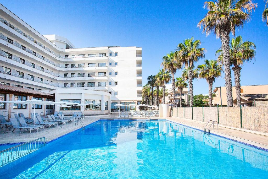 Bazén v ubytovaní BQ Can Picafort Hotel alebo v jeho blízkosti