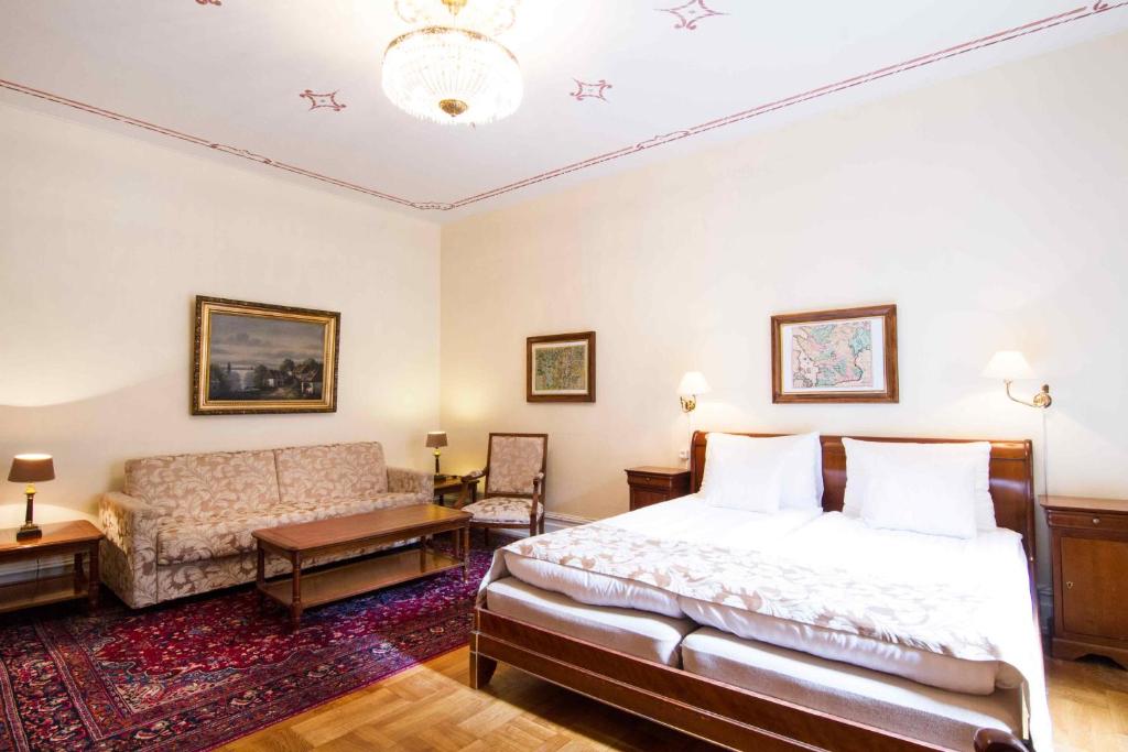 Postel nebo postele na pokoji v ubytování Mayfair Hotel Tunneln