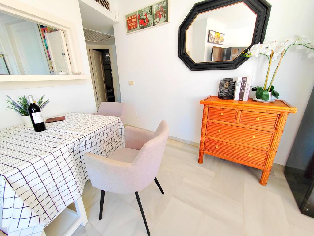 Posezení v ubytování Puerto Marina - Scandinavian 1 bedroom apartment