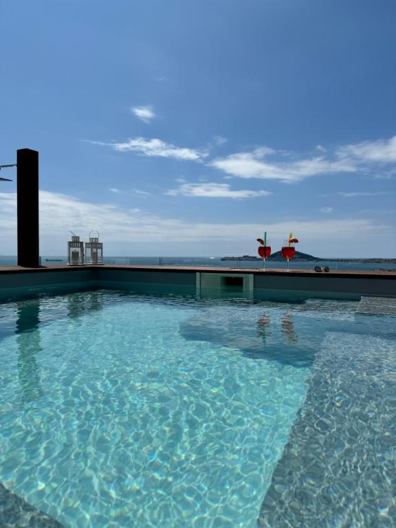 ein Swimmingpool mit Blick auf das Meer in der Unterkunft Formia Bellevue in Formia