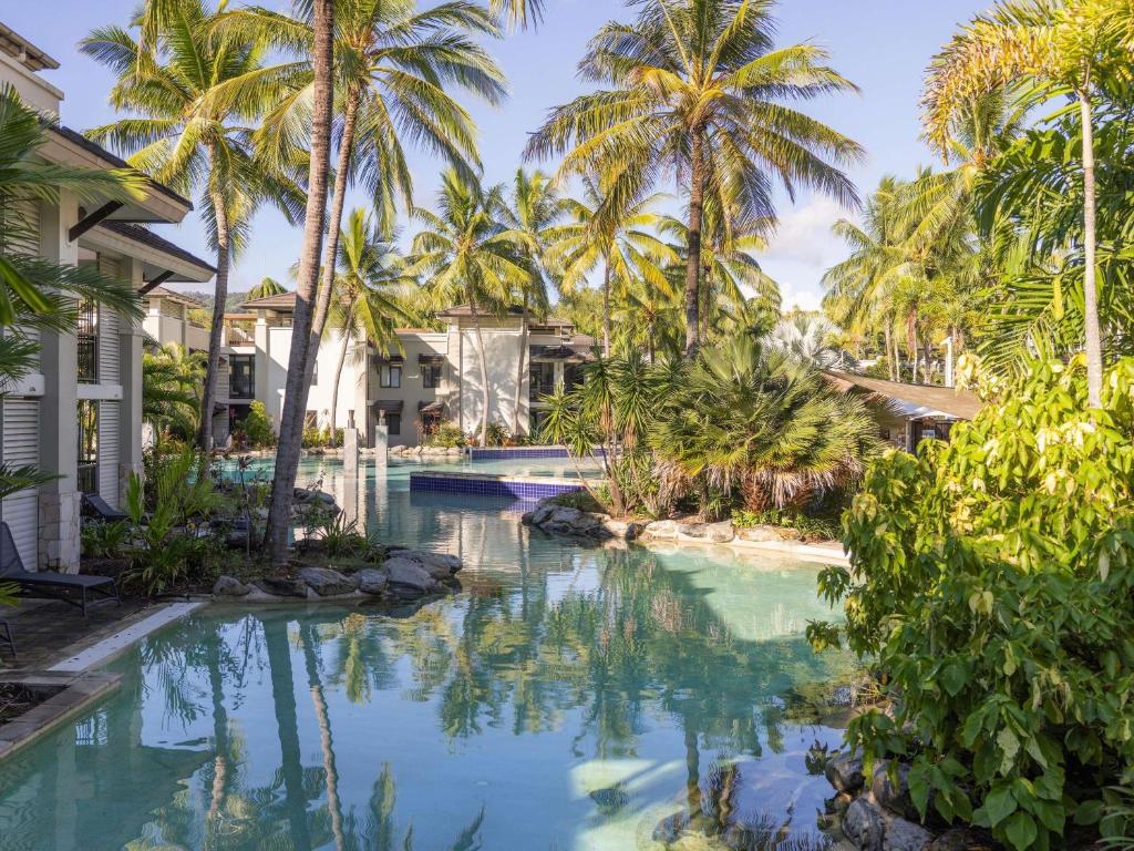 Bazén v ubytování Pullman Port Douglas Sea Temple Resort and Spa nebo v jeho okolí