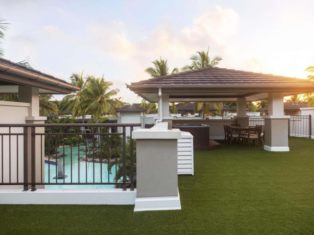 Bazén v ubytování Pullman Port Douglas Sea Temple Resort and Spa nebo v jeho okolí
