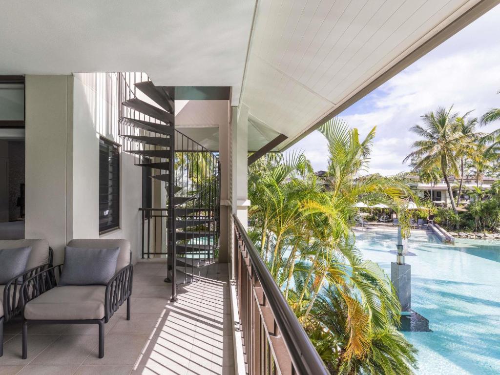 Bazén v ubytování Pullman Port Douglas Sea Temple Resort and Spa nebo v jeho okolí