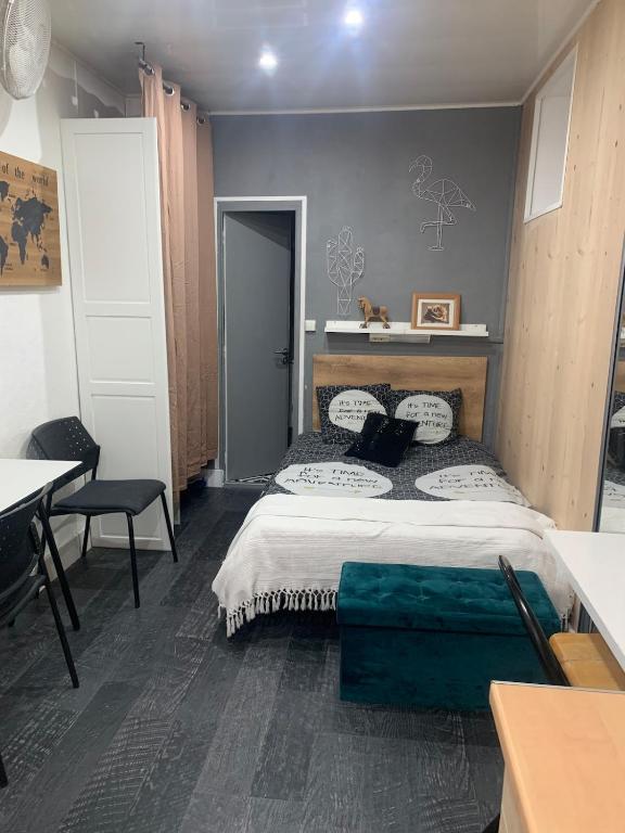 une chambre avec un lit et une table dans l'établissement Studio en centre-ville, à Clermont-Ferrand