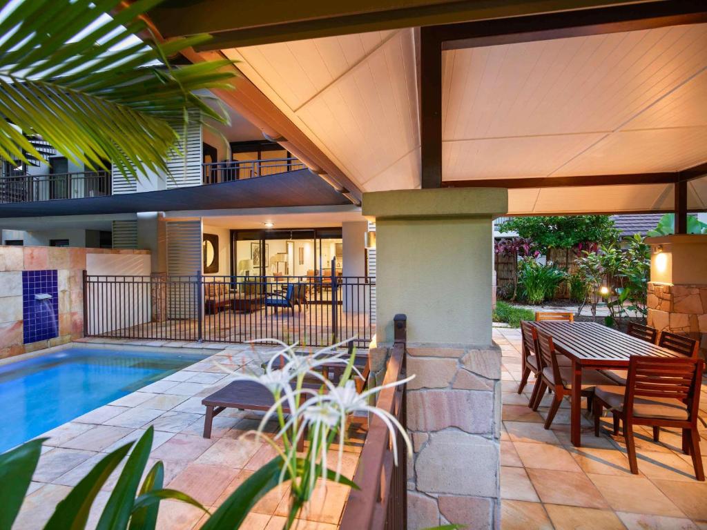 Bazén v ubytování Pullman Port Douglas Sea Temple Resort and Spa nebo v jeho okolí