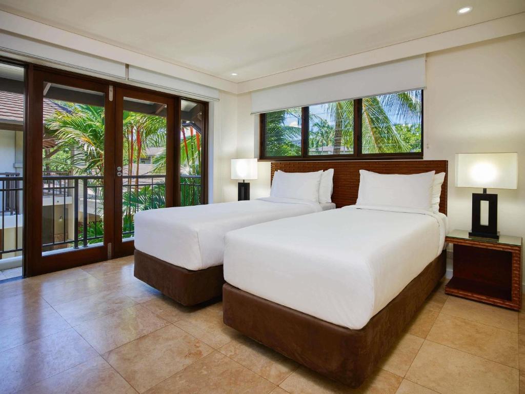 Postel nebo postele na pokoji v ubytování Pullman Port Douglas Sea Temple Resort and Spa