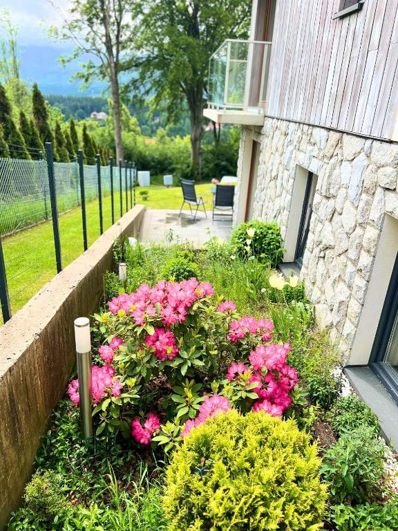 Vonkajšia záhrada v ubytovaní Apartamenty EverySky - Izerska 8