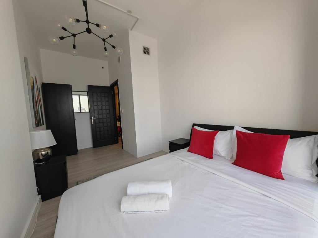 Postel nebo postele na pokoji v ubytování 3BR Apartment With Gorgeous Marina View on JBR Beach near Mall, Metro & Dubai Eye- By Sunkissed Holiday Homes