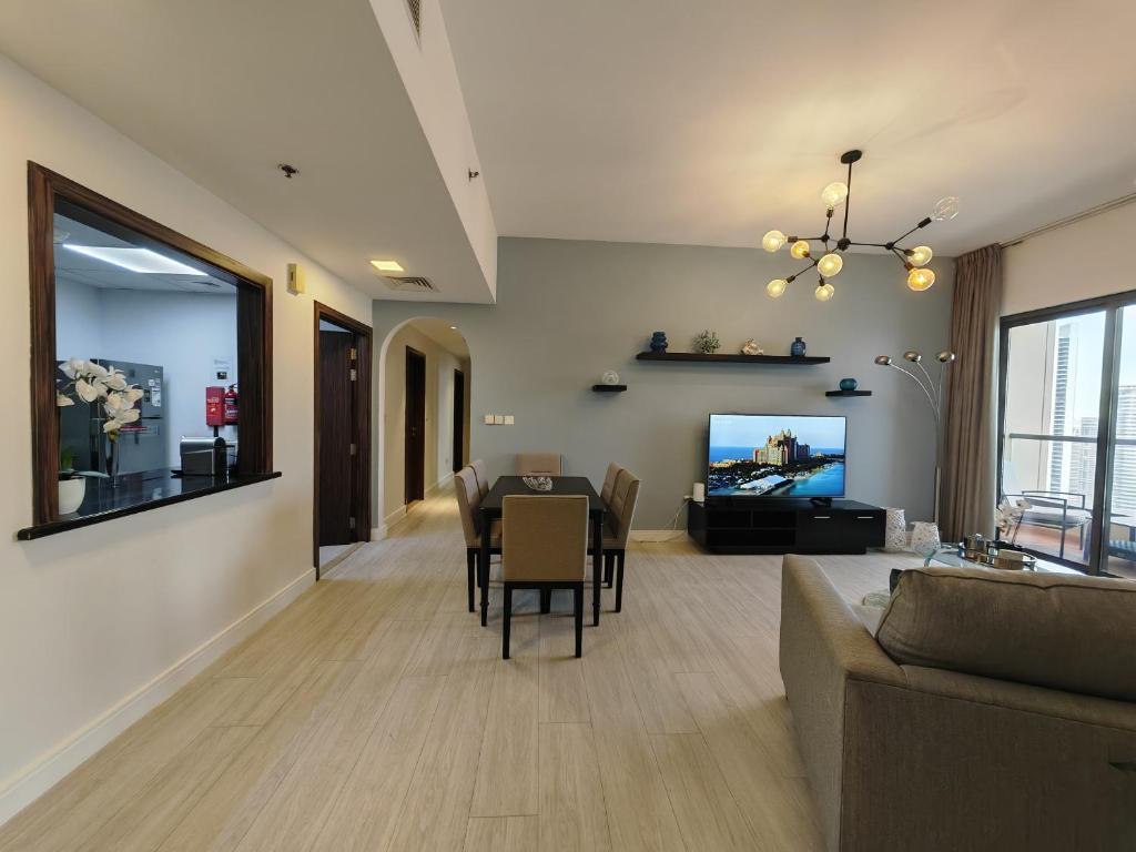 TV a/nebo společenská místnost v ubytování 3BR Apartment With Gorgeous Marina View on JBR Beach near Mall, Metro & Dubai Eye- By Sunkissed Holiday Homes