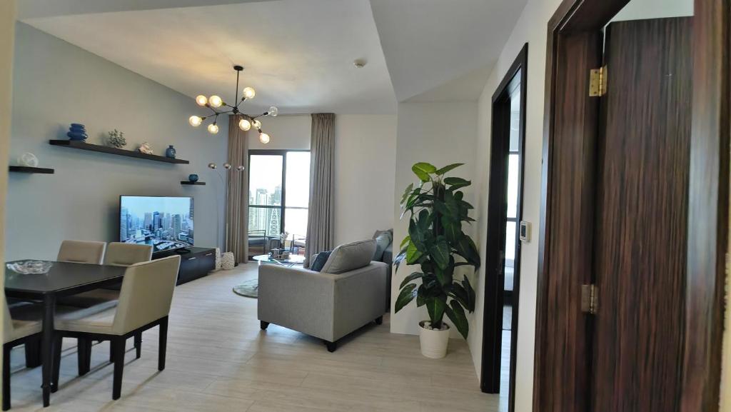 Posezení v ubytování 3BR Apartment With Gorgeous Marina View on JBR Beach near Mall, Metro & Dubai Eye- By Sunkissed Holiday Homes