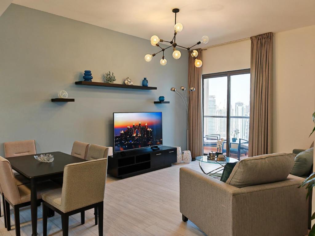 TV a/nebo společenská místnost v ubytování 3BR Apartment With Gorgeous Marina View on JBR Beach near Mall, Metro & Dubai Eye- By Sunkissed Holiday Homes
