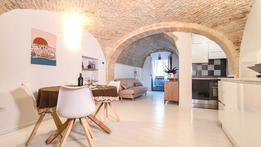 a kitchen and living room with a table and chairs at Il Viandante in Cagliari