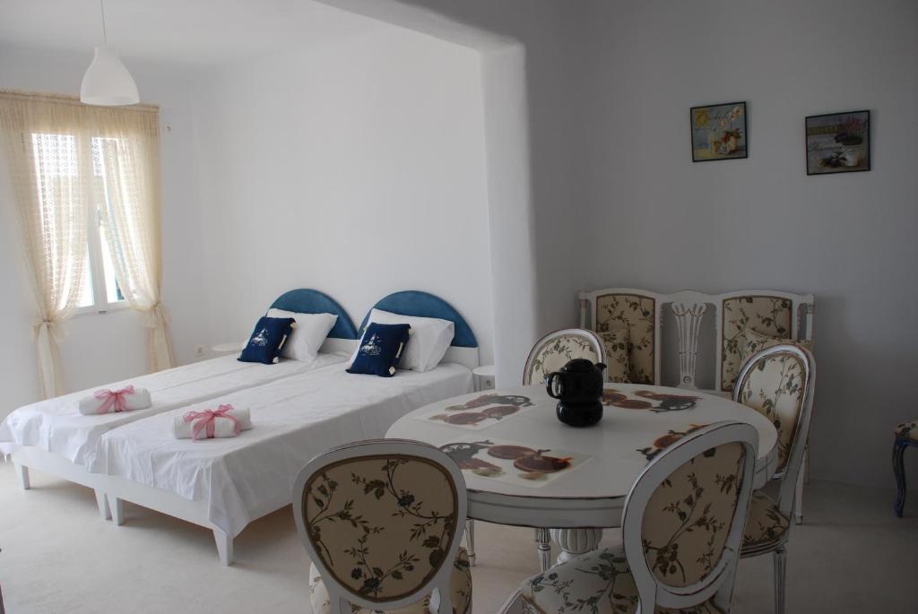 Postel nebo postele na pokoji v ubytování Villa Kampos Naousa-Marpisa