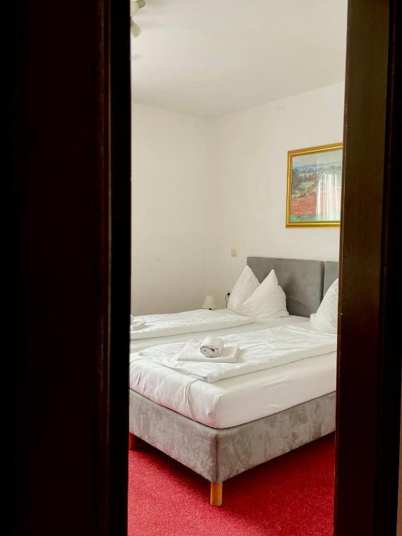 Postel nebo postele na pokoji v ubytování Hotel-Restaurant Moser Pöchlarn