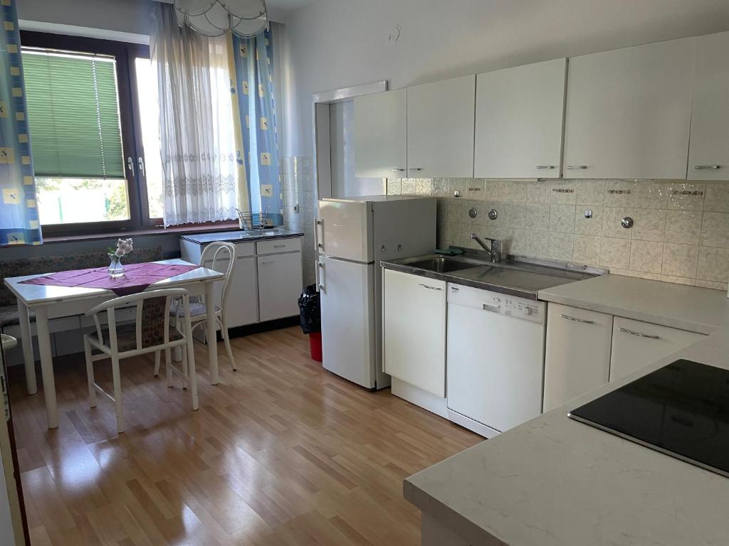 Kuchyň nebo kuchyňský kout v ubytování Hotel-Restaurant Moser Pöchlarn
