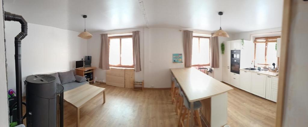 Il comprend une cuisine avec des murs blancs, du parquet et des fenêtres. dans l'établissement Kids-Friendly Family Home, à École