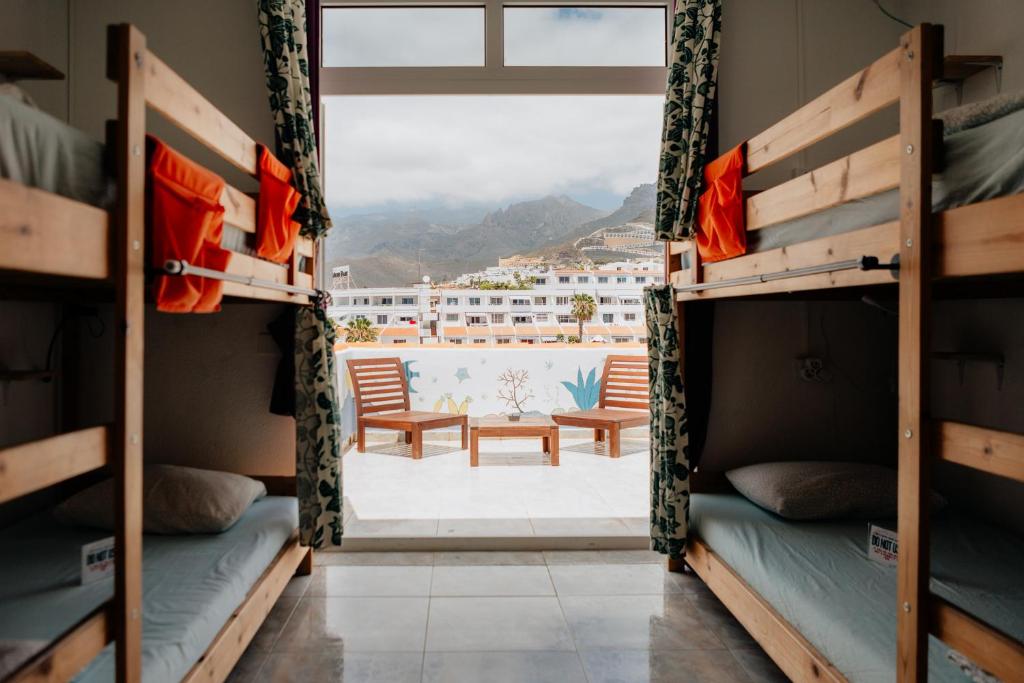 Nespecifikovaný výhled na hory nebo výhled na hory při pohledu z hostelu