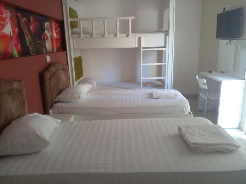 Postel nebo postele na pokoji v ubytování Ideal ApartHotel Saranda