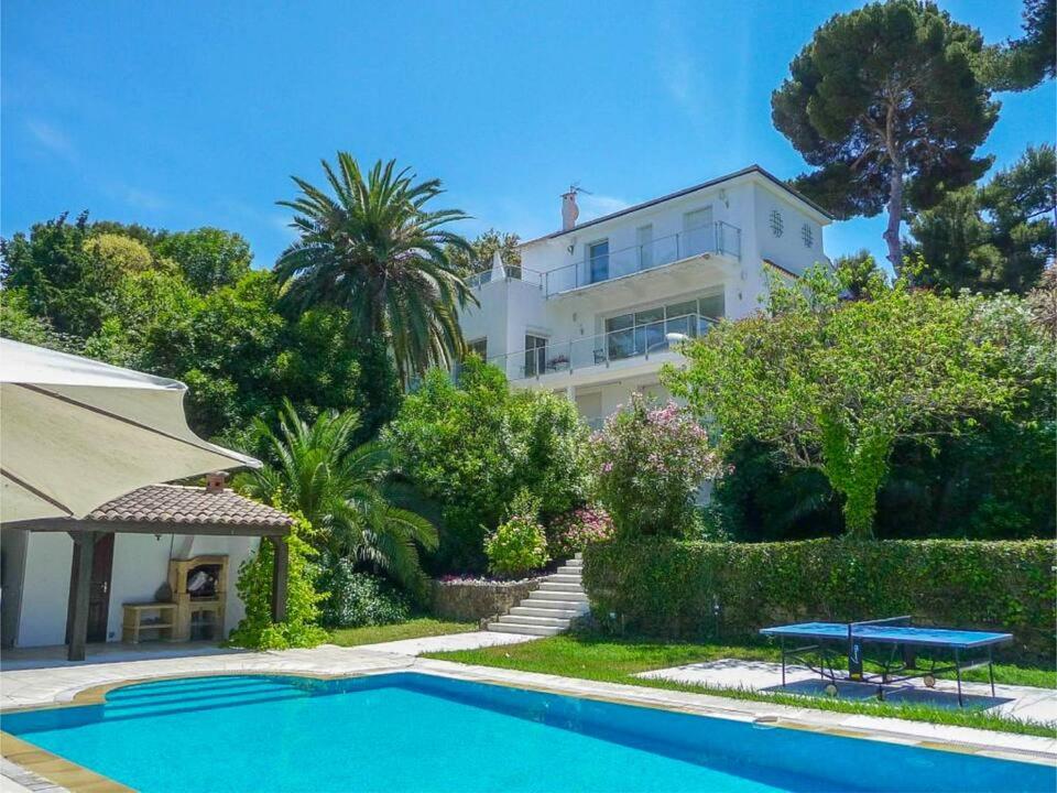 une villa avec piscine et une maison dans l'établissement EDEN ROC Luxurious villa with sea view & huge pool in Cap d'Antibes, à Antibes