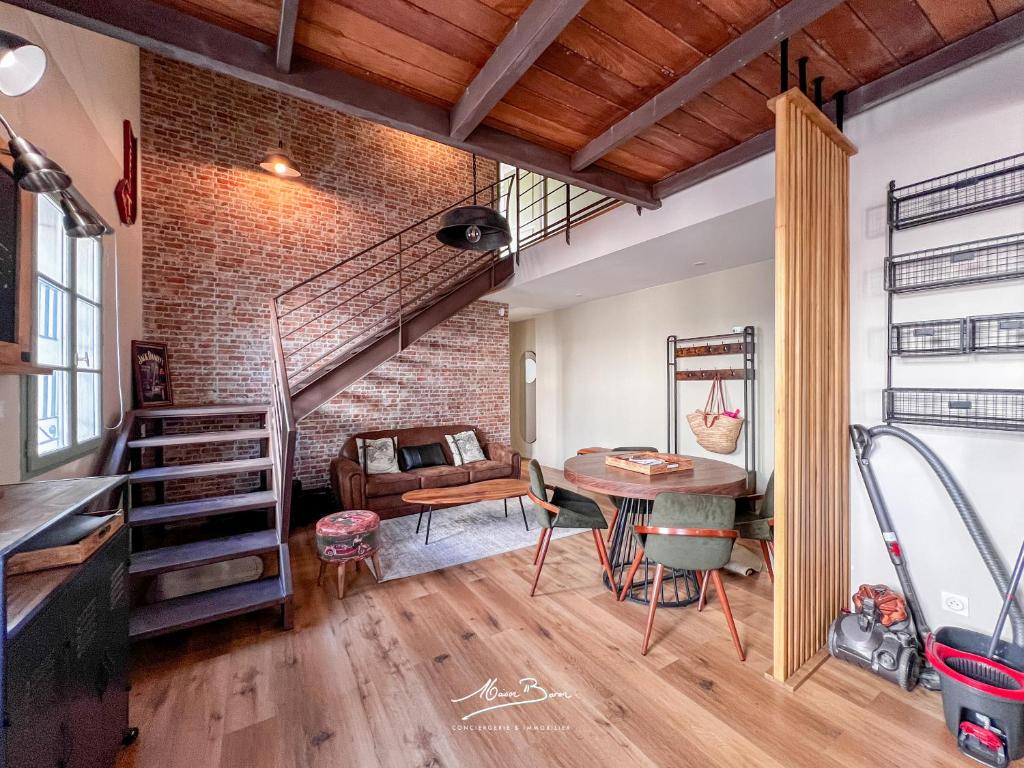 - un salon avec un mur en briques et un escalier dans l'établissement Un loft d exception au cœur de Toulon 4 chambres wifi, à Toulon