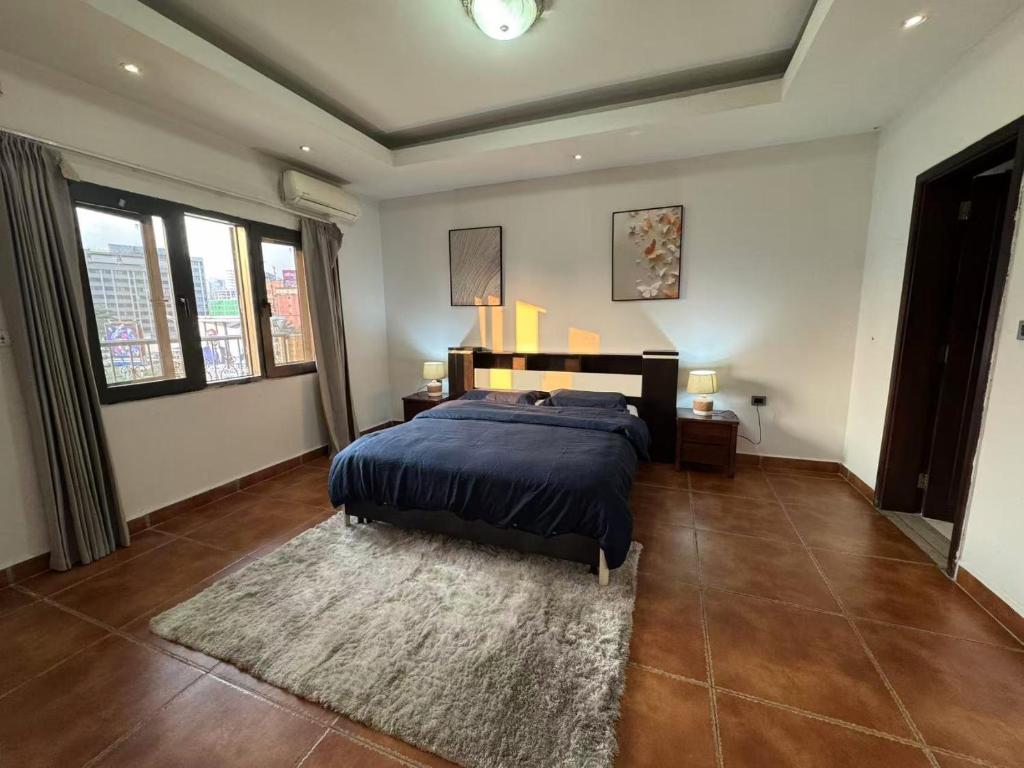 - une grande chambre avec un lit et un tapis dans l'établissement Paramount B&B, à Kinshasa
