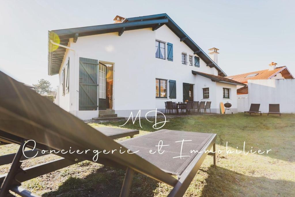 une villa avec vue sur une maison dans l'établissement Villa Puerta Del Sol - Capbreton Centre, à Capbreton