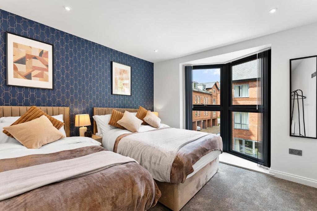 Ένα ή περισσότερα κρεβάτια σε δωμάτιο στο Chic Large Leeds Apartment - Parking