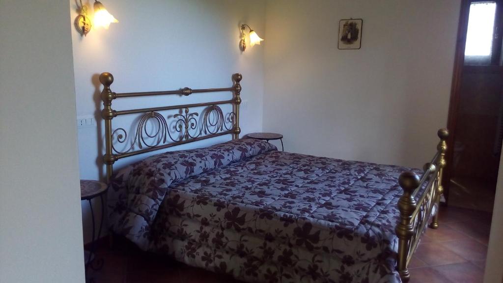 um quarto com uma cama num quarto em Agriturismo La Chiocciola em Poggio Murella