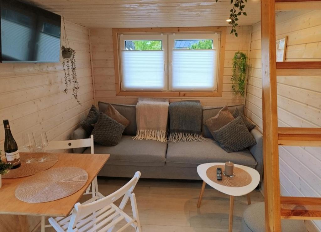 Posezení v ubytování Tiny House mit Saunafass im Wendland