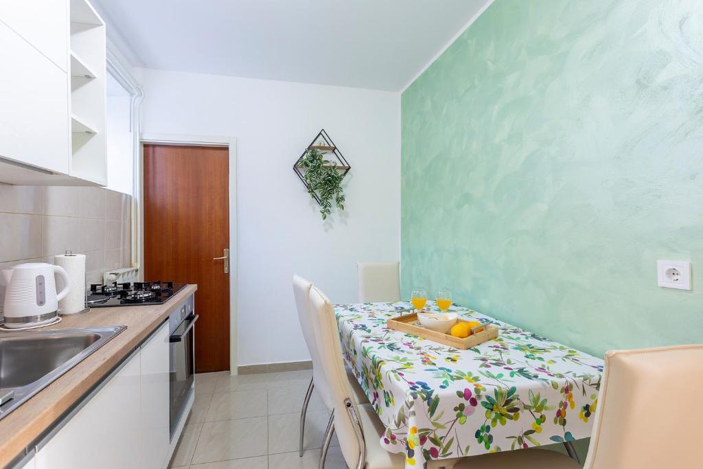 Kuchyň nebo kuchyňský kout v ubytování Apartments Perka near beach