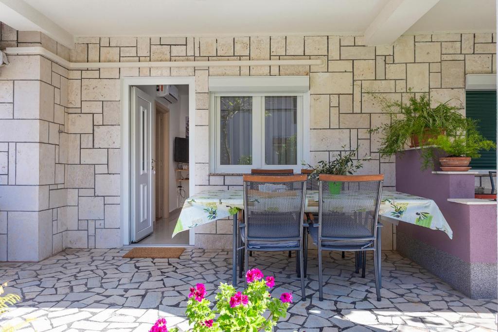 Patio nebo venkovní prostory v ubytování Apartments Perka near beach