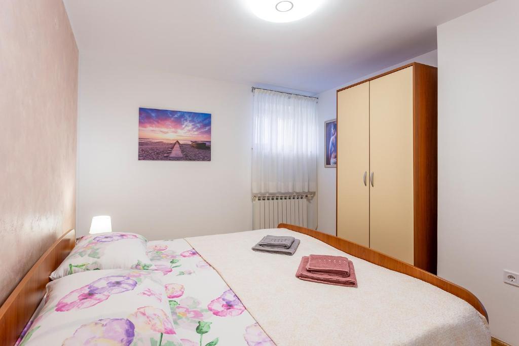Postel nebo postele na pokoji v ubytování Apartments Perka near beach