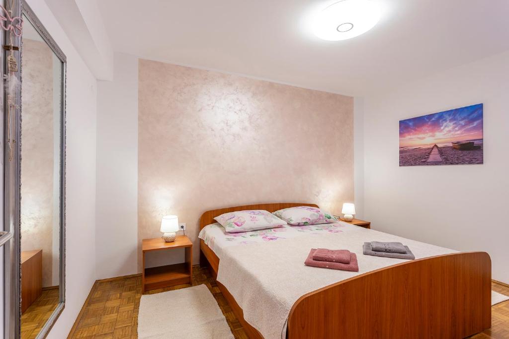 Postel nebo postele na pokoji v ubytování Apartments Perka near beach