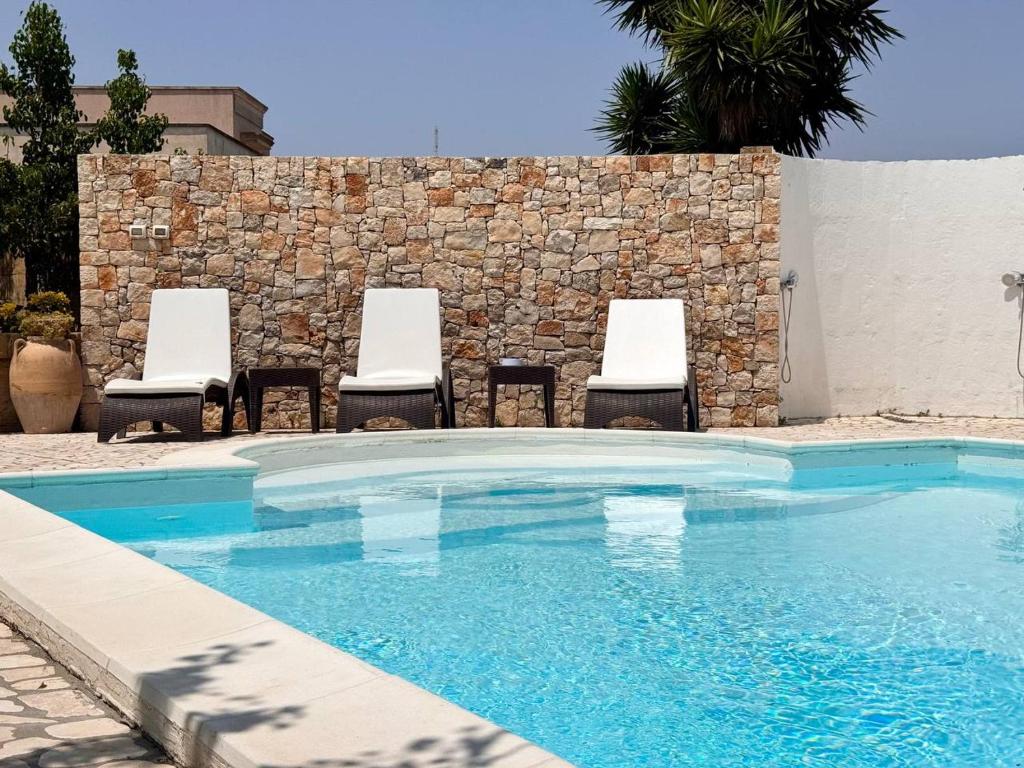 Bazén v ubytovaní Villa B&B Antiche Macine del Salento - nel cuore del Salento alebo v jeho blízkosti