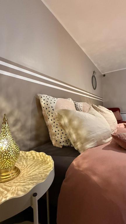 - une chambre avec 2 lits et une table avec un vase dans l'établissement escapade, à La Celle-sous-Gouzon