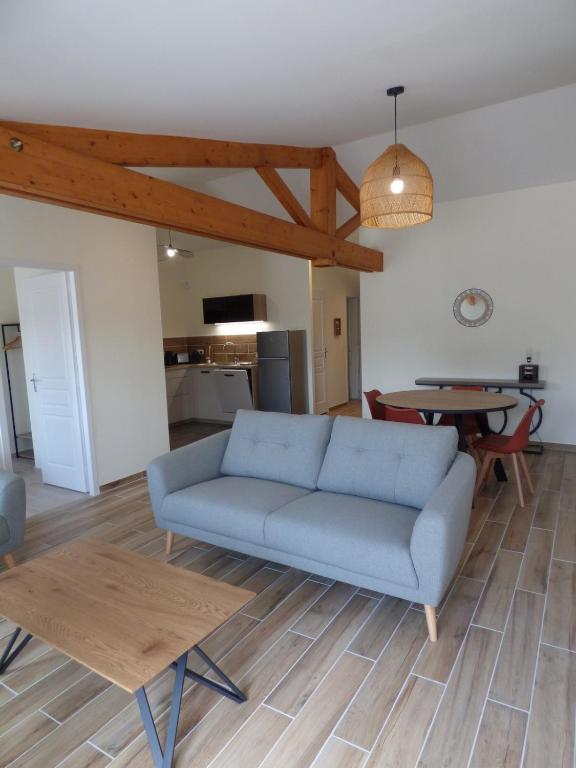 un salon avec un canapé bleu et une table dans l'établissement Les Frères Caudron, appartement centre ville, au Crotoy